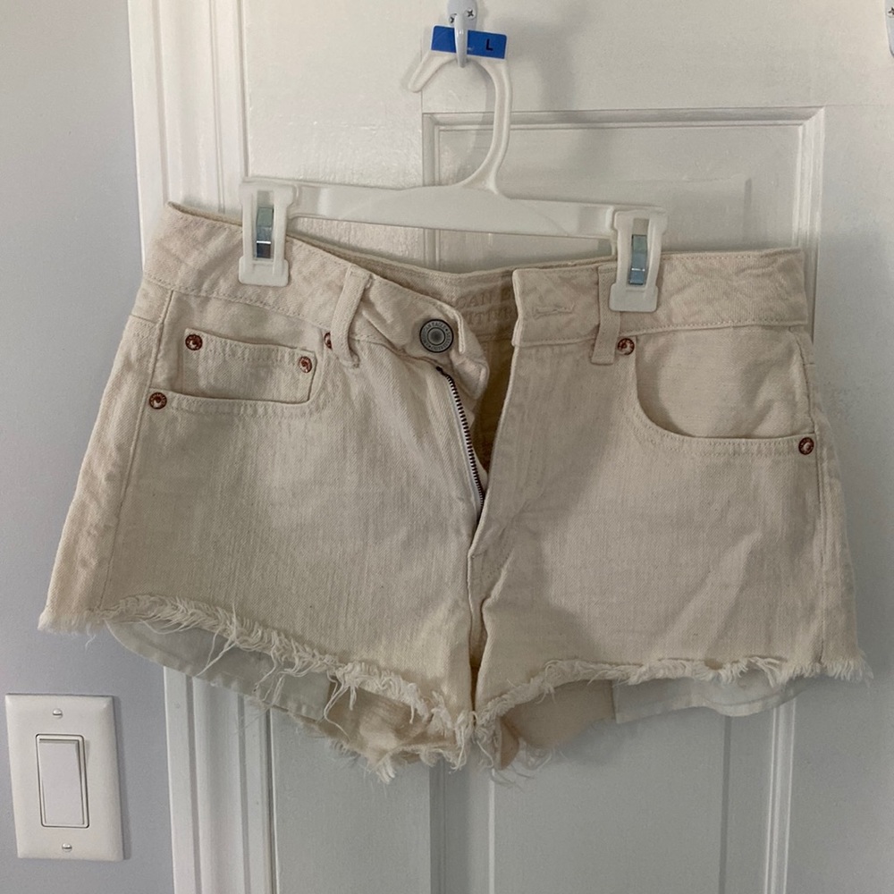 American Eagle cream shorts w American flag pockets
